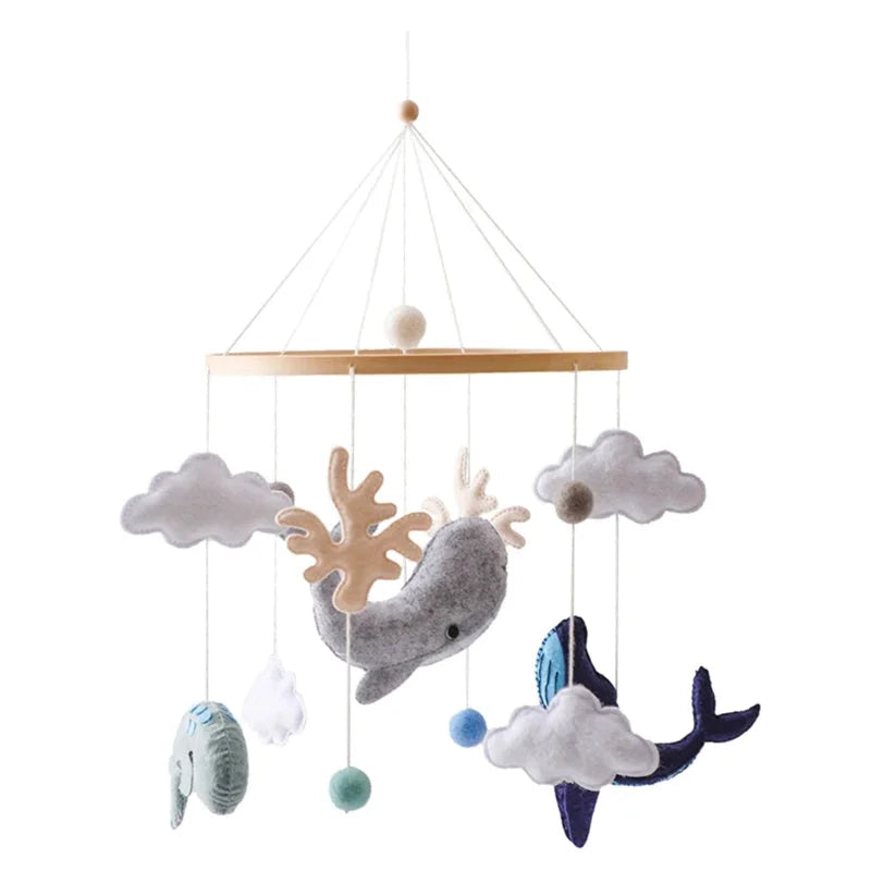 Mobile Encantado com Brinquedos de Feltro e Madeira Ama Mamma - Ama Mamma