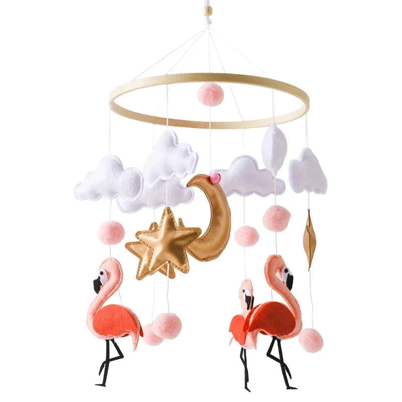 Mobile Encantado com Brinquedos de Feltro e Madeira Ama Mamma - Ama Mamma